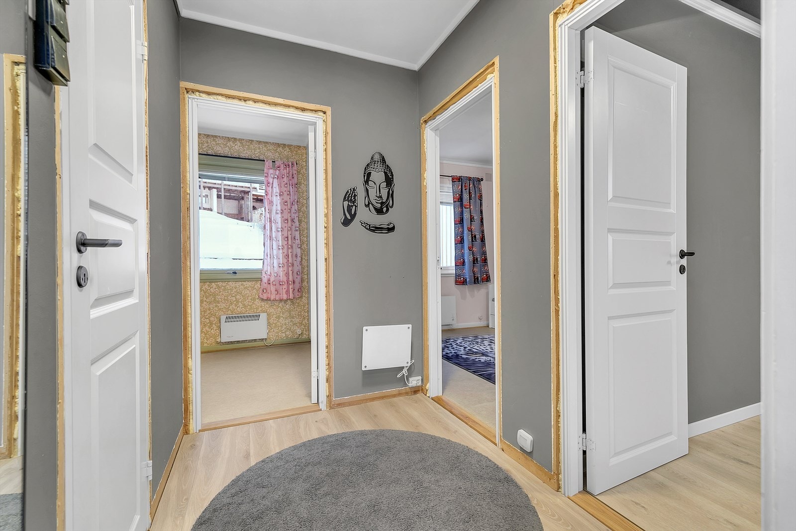 Halvetasje - Gang mot bad og 3 soverom Galleribilde