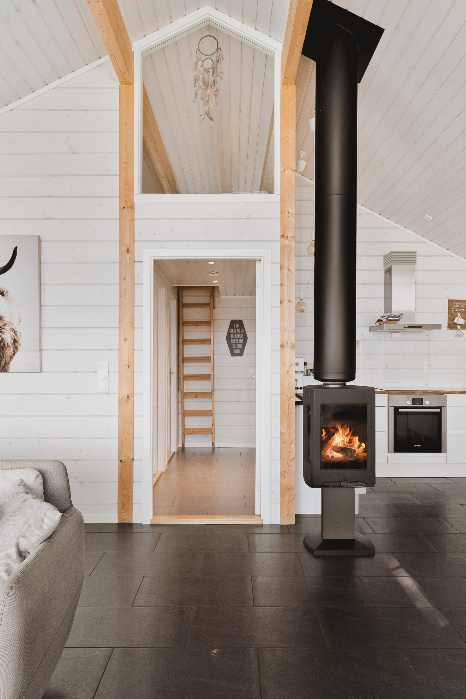 I stuen er det satt inn vedfyring som skaper en lun atmosfære, samt reduserte energikostnader.