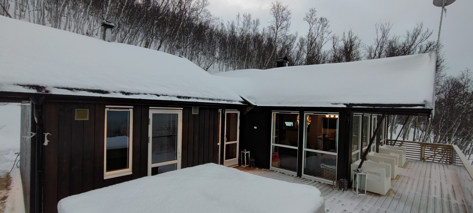 Fra hytten har du nærhet til flotte tur- og fiskeområder. Til Tromsø tar det bare 1,5 time med hurtigbåt!