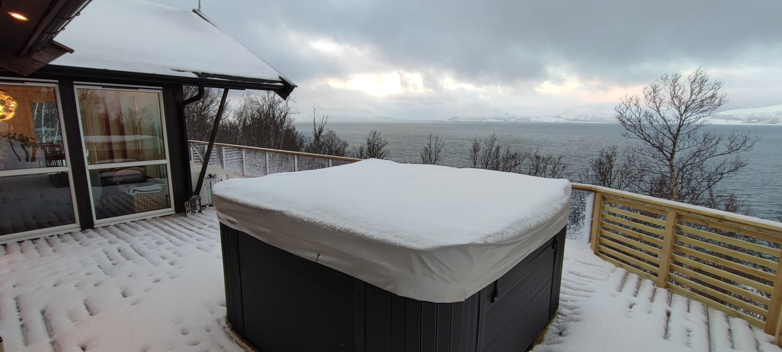 Fra verandaen kan du nyte en magisk utsikt mot sjø og majestetiske fjelltopper!
