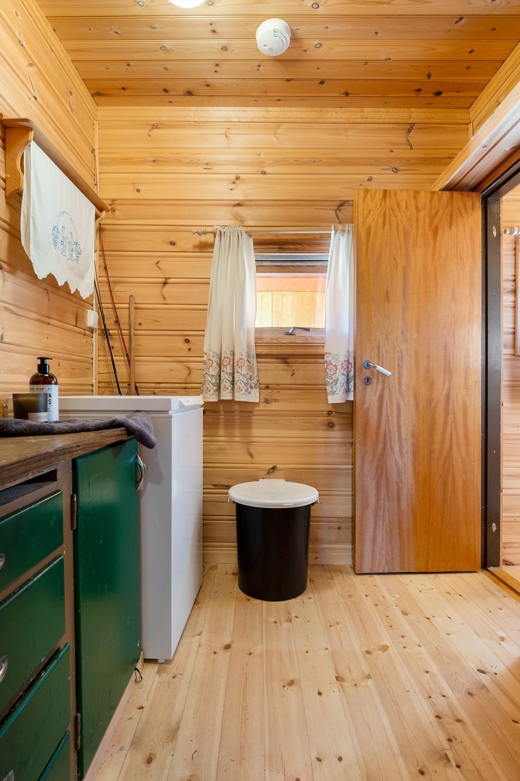 Dette rommet er brukt som baderom og oppbevaring. Galleribilde