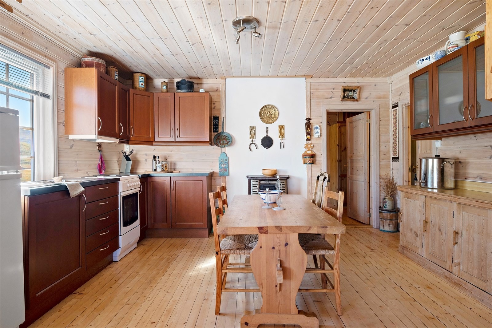 Romsleg kjøkken med rikeleg med benk og skapplass. Koseleg med spiseplass på kjøkkenet. Galleribilde