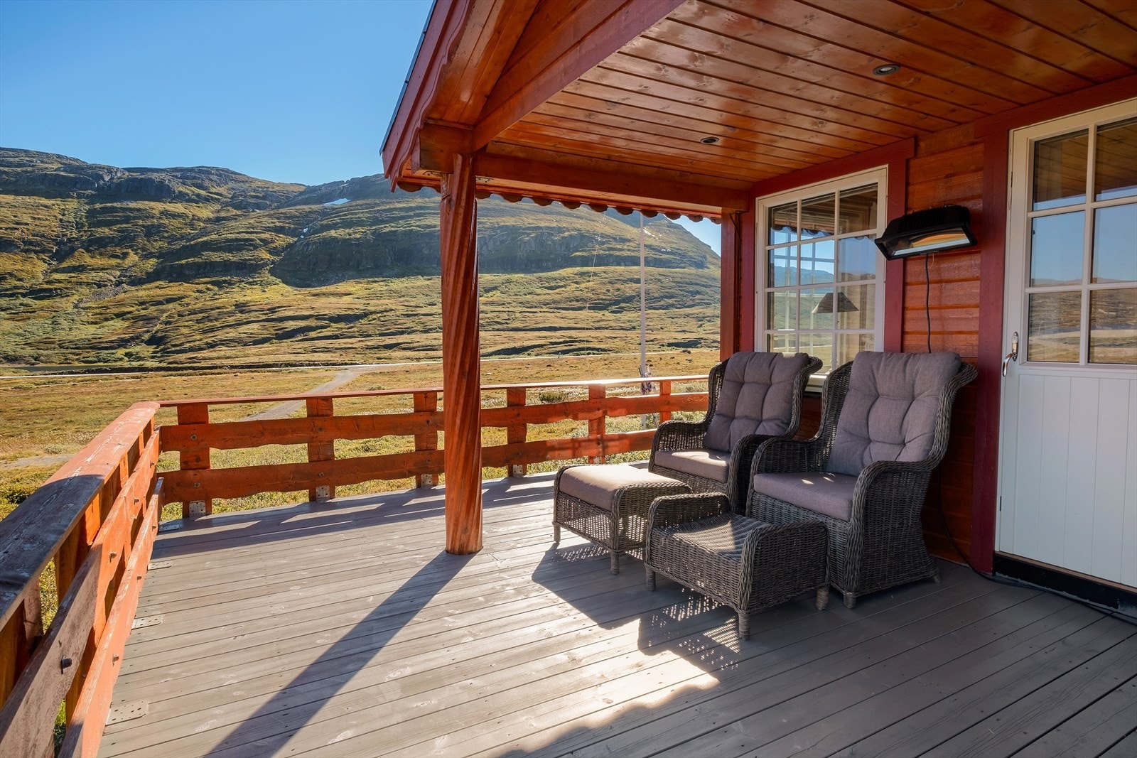 Veranda med fantastisk utsikt. Verandaen går rundt hytta på framsida. Galleribilde