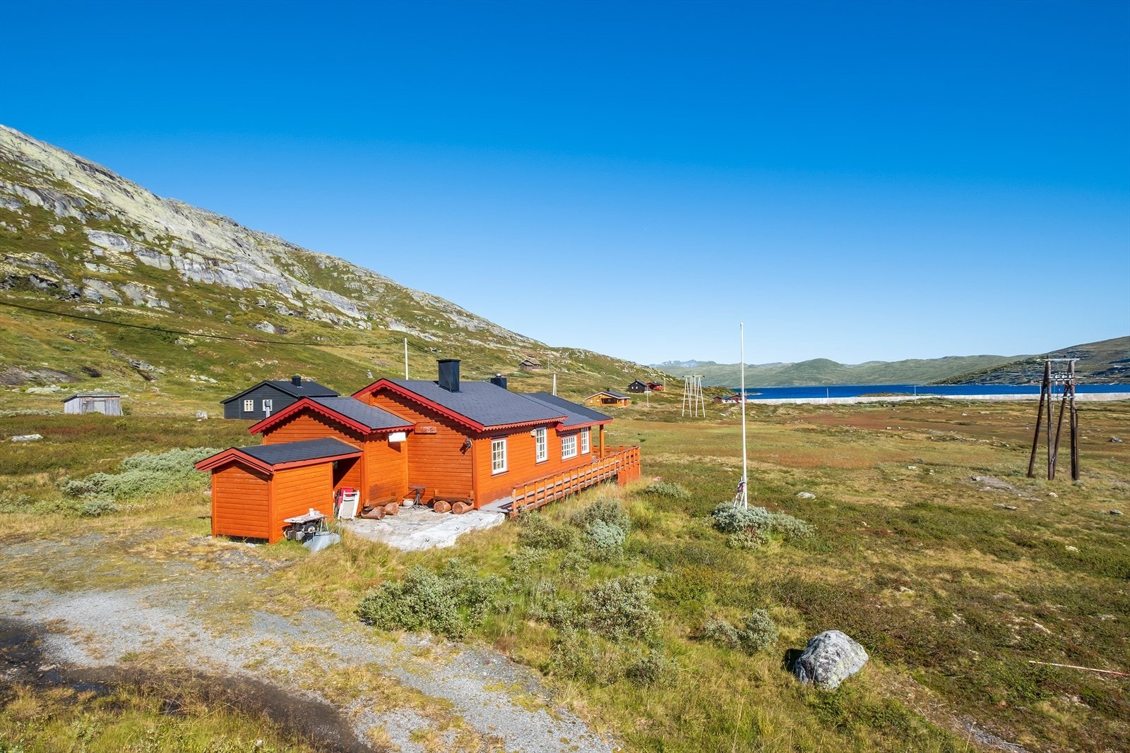 Hytta ligg fint plassert på Tyinosen.
På sommarstid kan man køyre heilt til hytta, medan på vinterstid parkerar man på felles oppstillingsplass ved hovudveg. Galleribilde