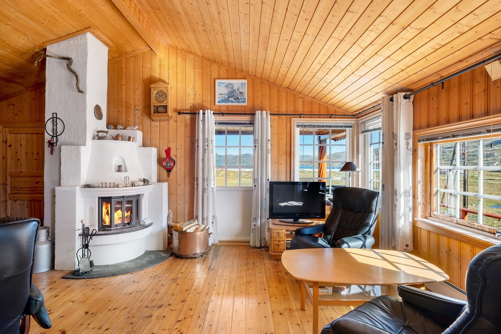 stor stove med god takhøgde, vindauge som gir rikeleg lys, tilkomst til veranda.
Til venstre er det soverom med eigen utgang. Galleribilde