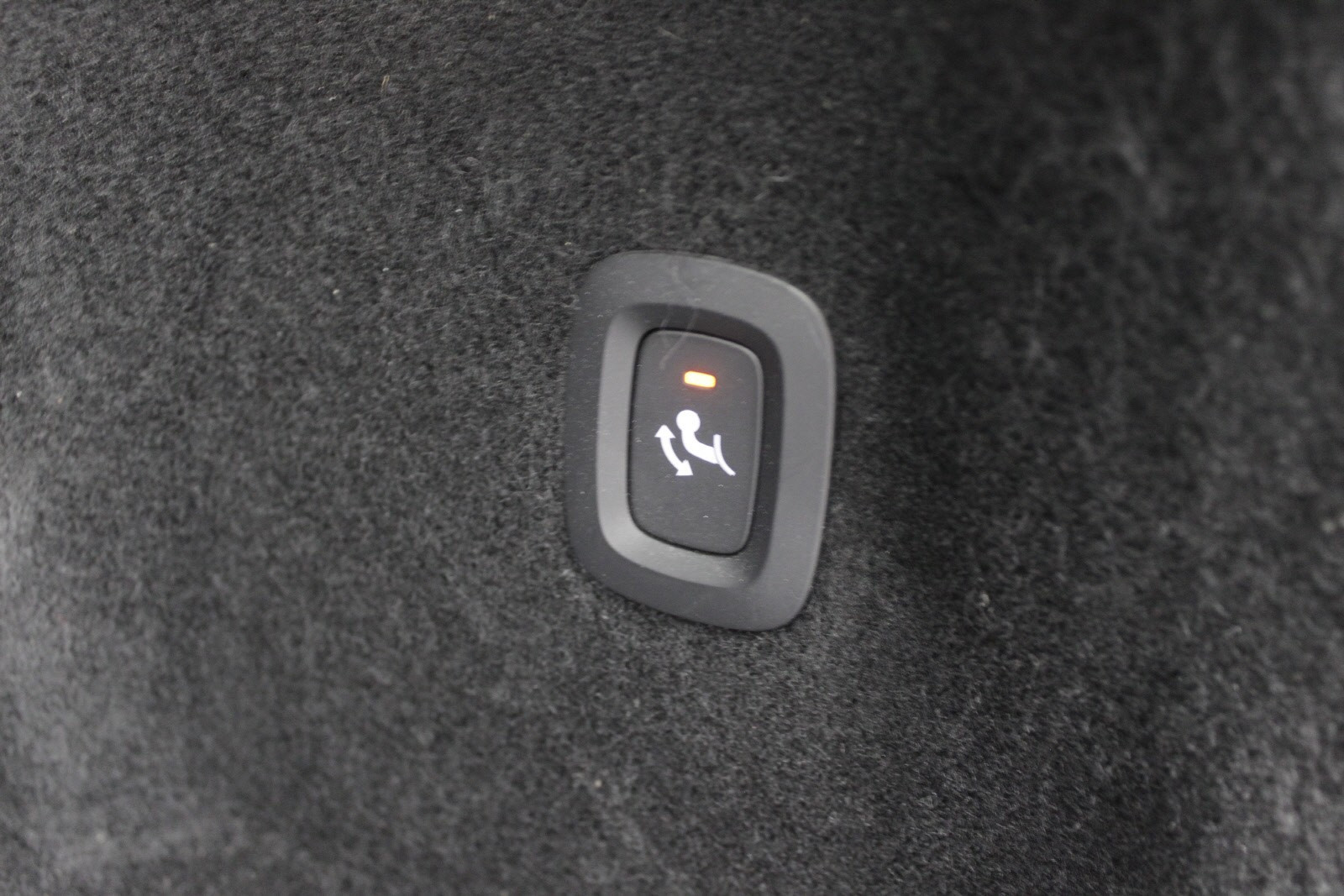 Hengerfeste utløses med denne knappen, Semi elektrisk.