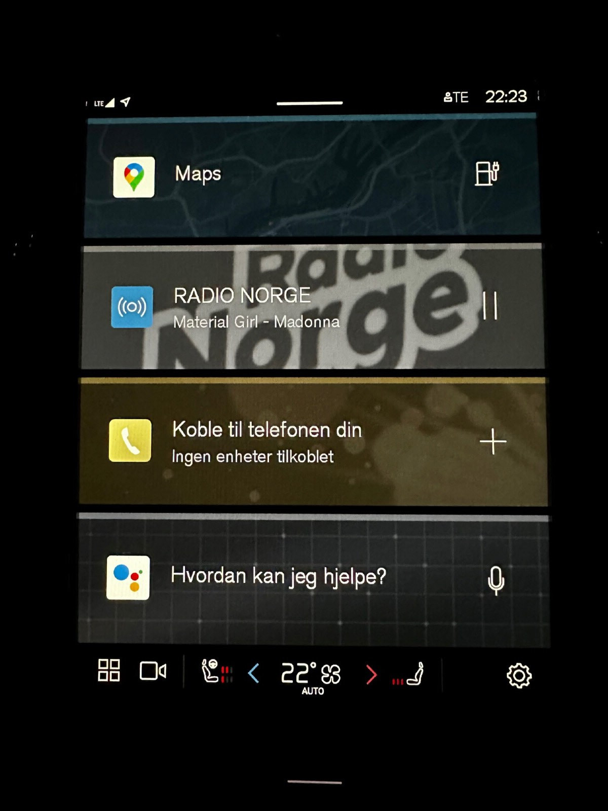 Stor touchskjerm i midtkonsoll med mulighet for å laste ned apper fra Google Play butikk direkte i bil