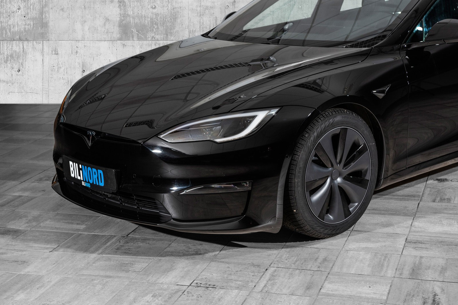 Autopilot, som er inkludert med alle nye Teslaer, gjør at bilen din kan styre, akselerere og bremse automatisk for andre biler og fotgjengre i veibanen.