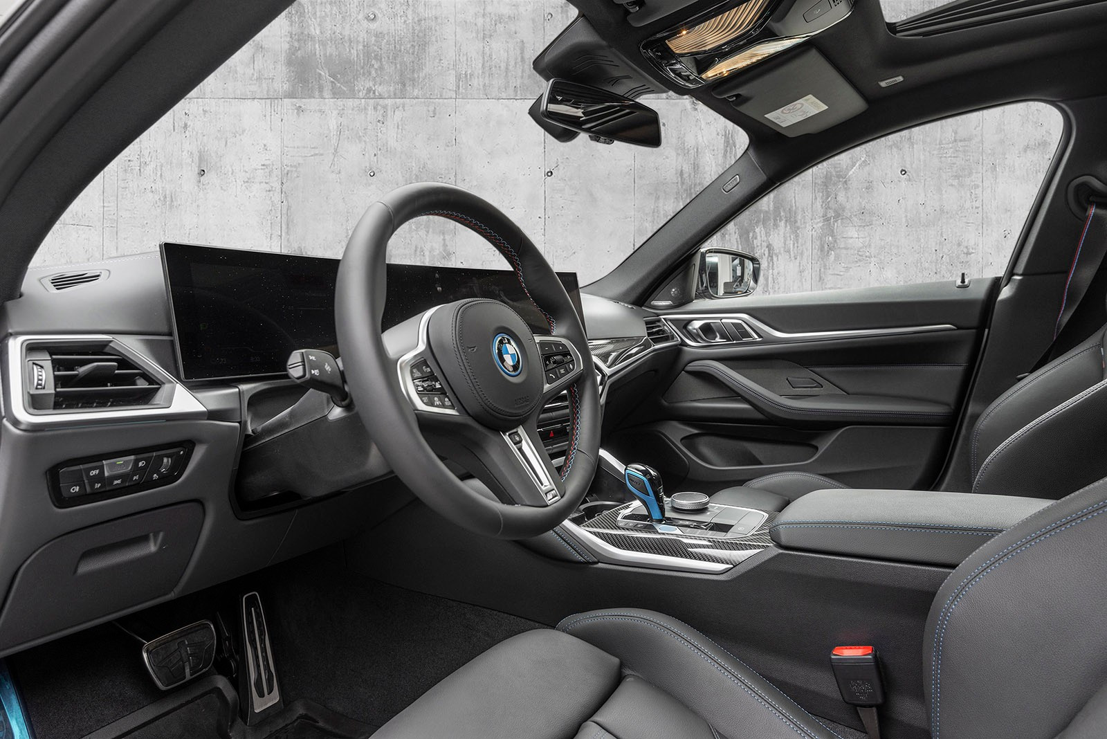 Øvre del av instrumentpanelet fra BMW Individual er trukket med sort nappaskinn og undersiden med sort merinoskinn