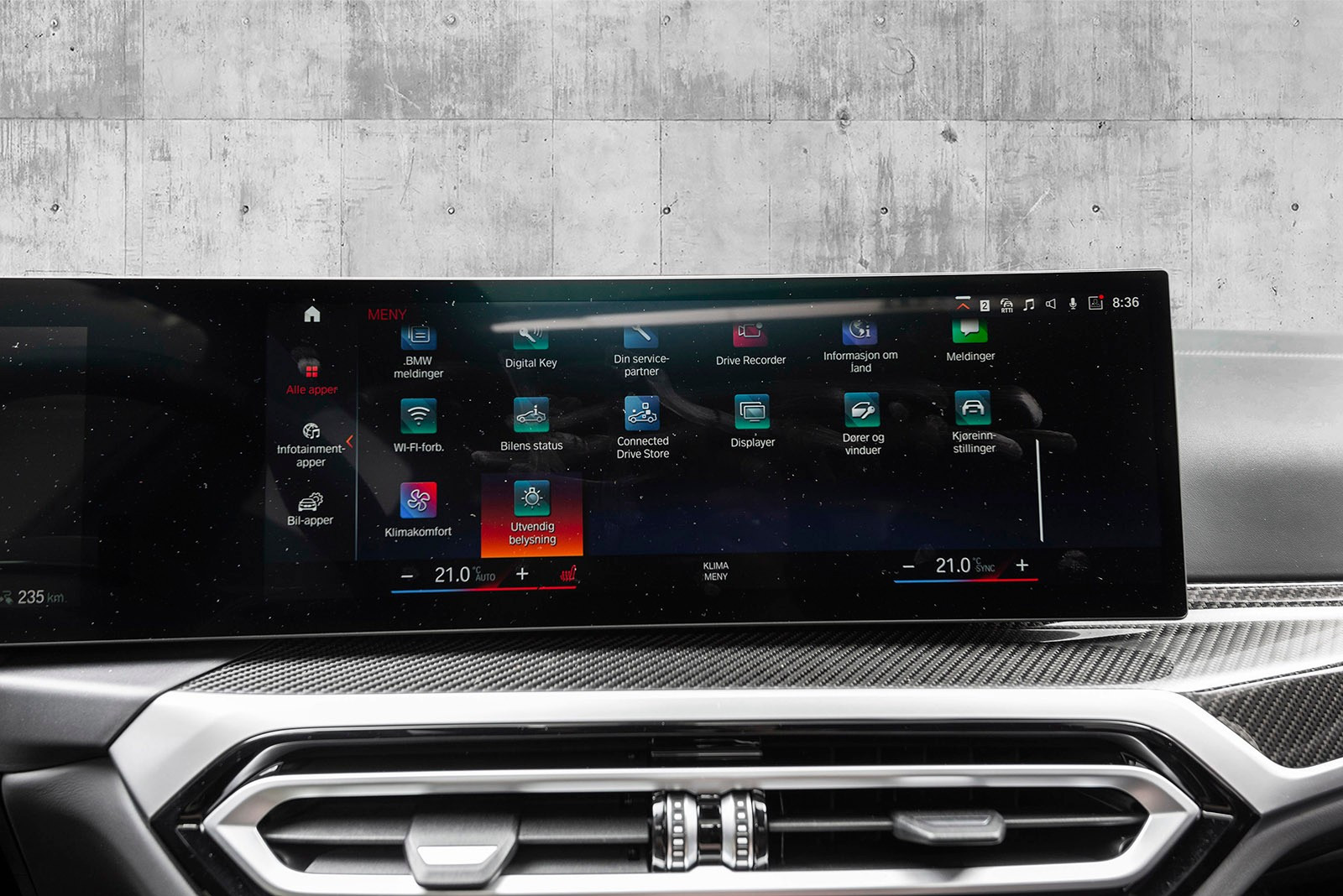 Flere apper ferdig installert i bil for blant annet innstilling av bil