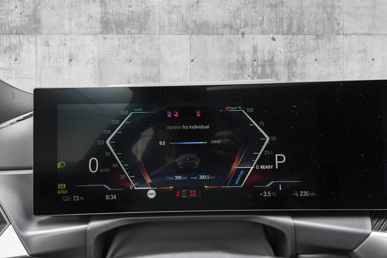 Det rammeløse BMW Curved Display fremstiller informasjon på stor flate og på oversiktlig måte.
