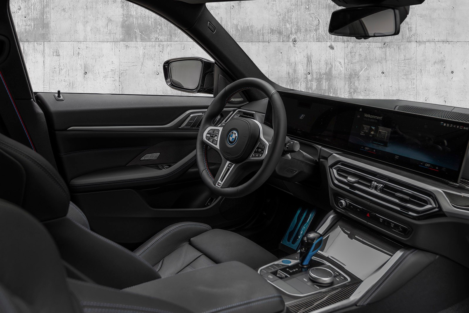 BMW Curved Display som er buet mor føreren og det slanke instrumentpanelet som gir en toppmoderne atmosfære.