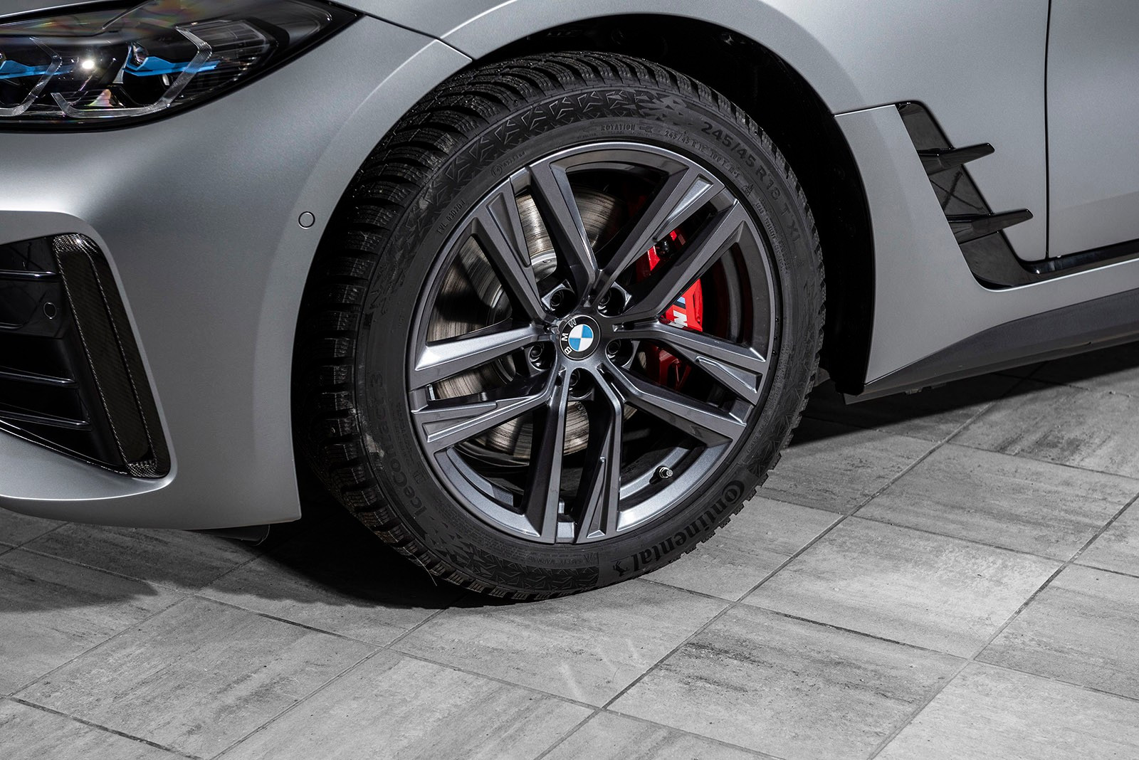 M sportsbremser Red High Gloss - fire-stempels bremsekalipere foran og ettstempels kalipere bak med M-logo har store bremseskiver - spesielt høy bremseeffekt.