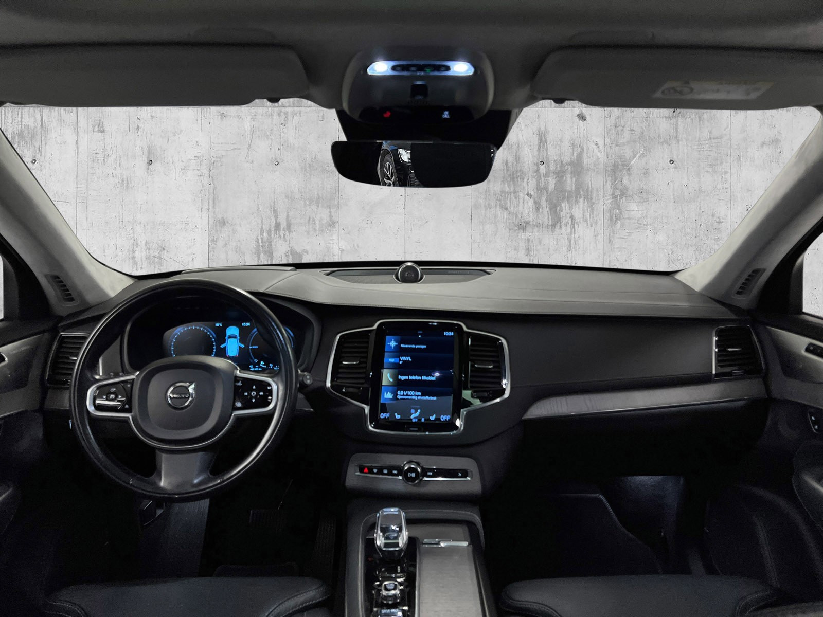 Oversiktlig førermiljø med head up display og høy kvalitat på interiøret