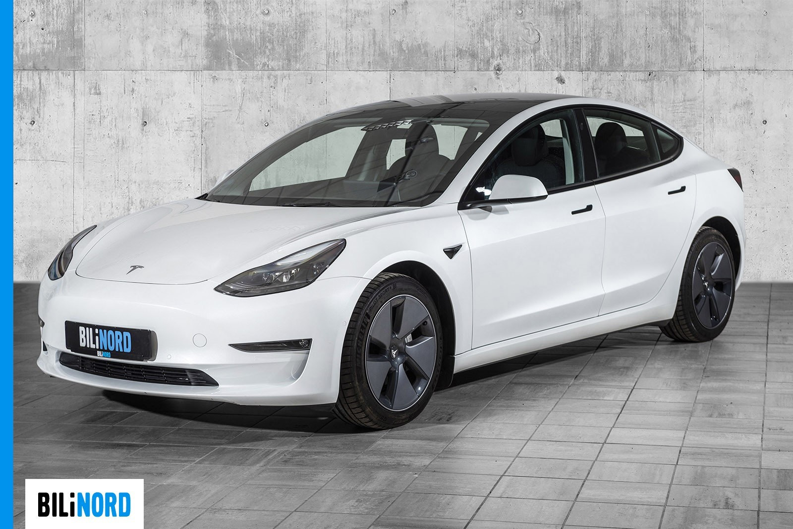Vi har fått inn en hvit 2022 Tesla Model 3 Long Range AWD!