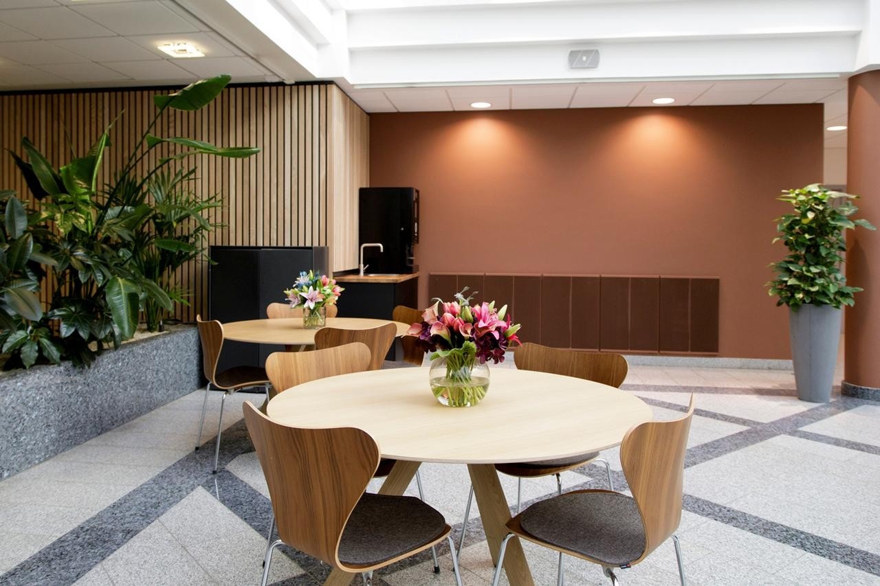 Atriet er god tegnet til samhandling utenom kantinens åpningstid Galleribilde