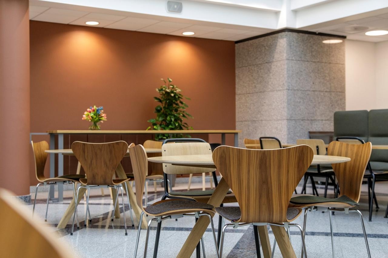 Personalrestauranten ligger i atriet med sitteplasser i et hyggelig miljø Galleribilde