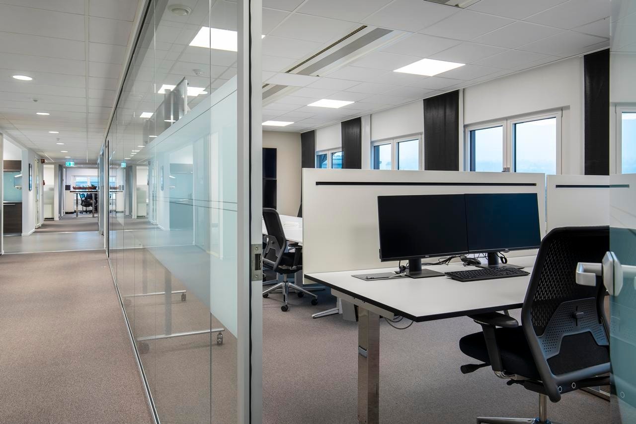 Lokalene er bygget i kombinasjon av landskap, celler og team kontor. Galleribilde