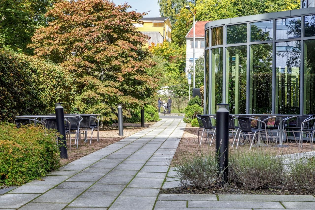 Uteområdet er opparbeidet med sittegrupper i grønne omgivelser Galleribilde