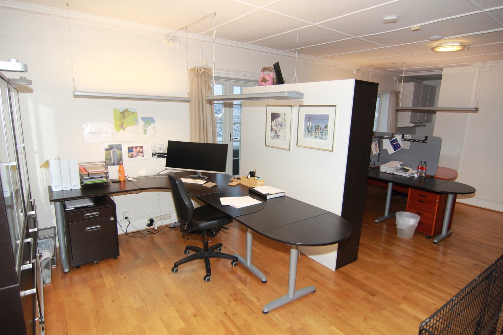 2. etg. | Kontor nr. 6. Plass til 2-3 arbeidsplasser. Galleribilde