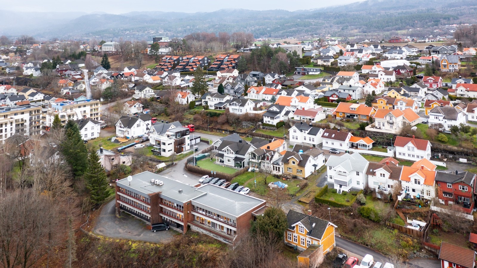 Gode parkeringsmuligheter på hver side av eiendommen Galleribilde