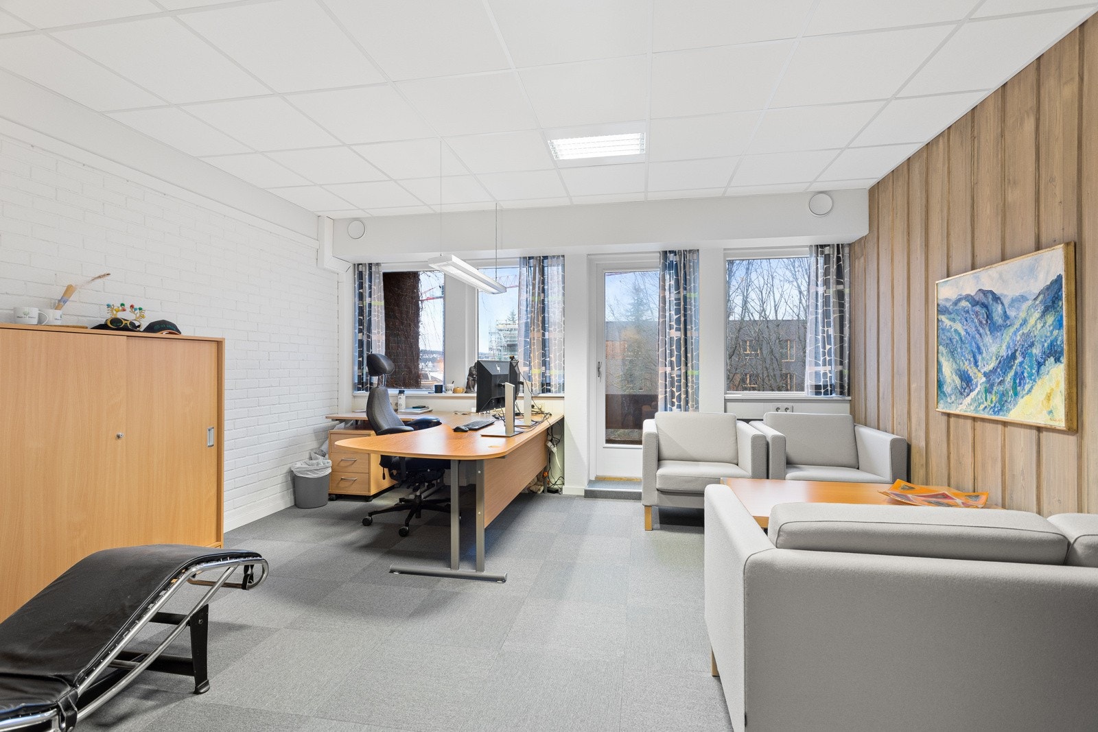 Kontor med liten sofagruppe Galleribilde