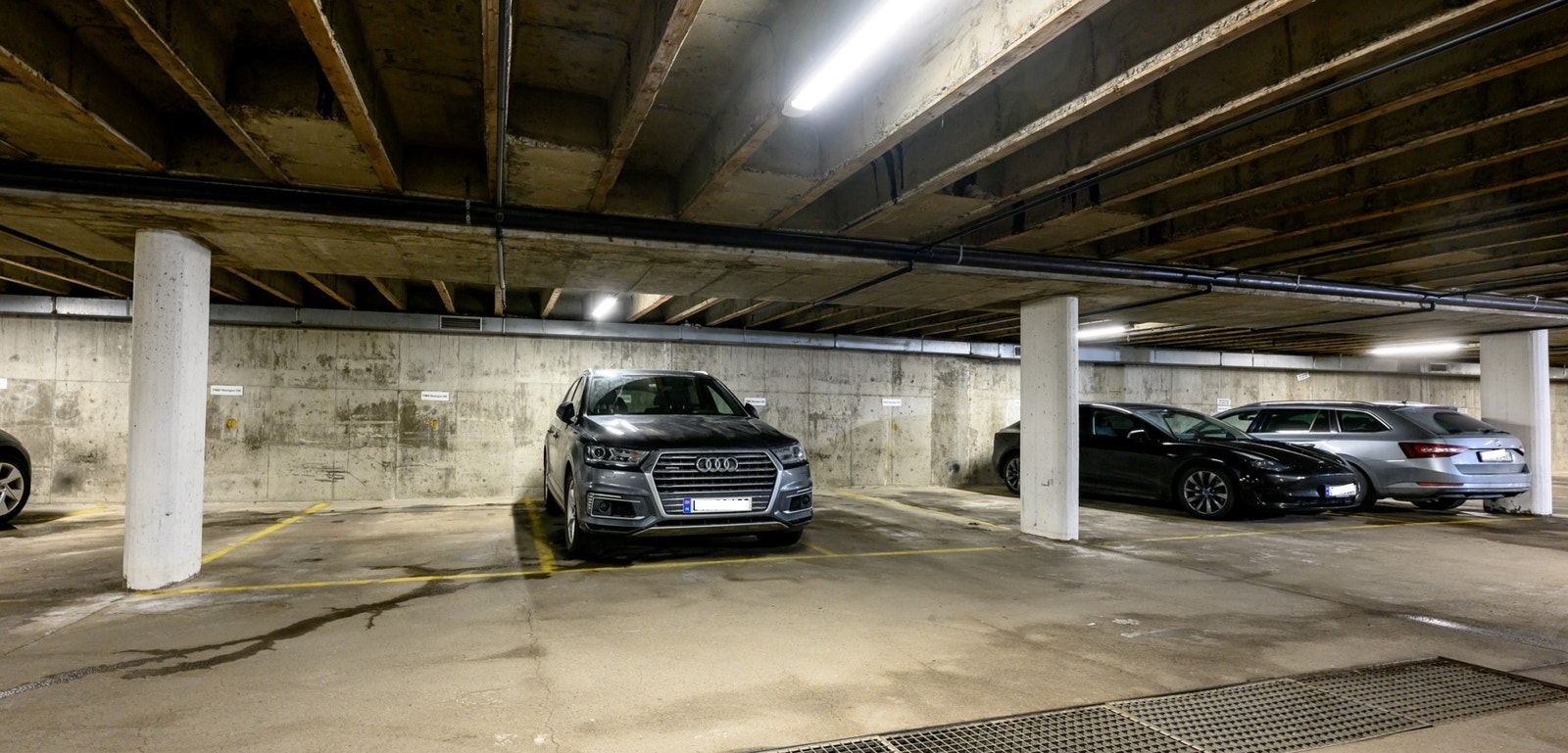 Romslige parkeringsplasser i p-hus under bygg
Det finnes også parkeringsplasser ute ved siden av bygg. Galleribilde