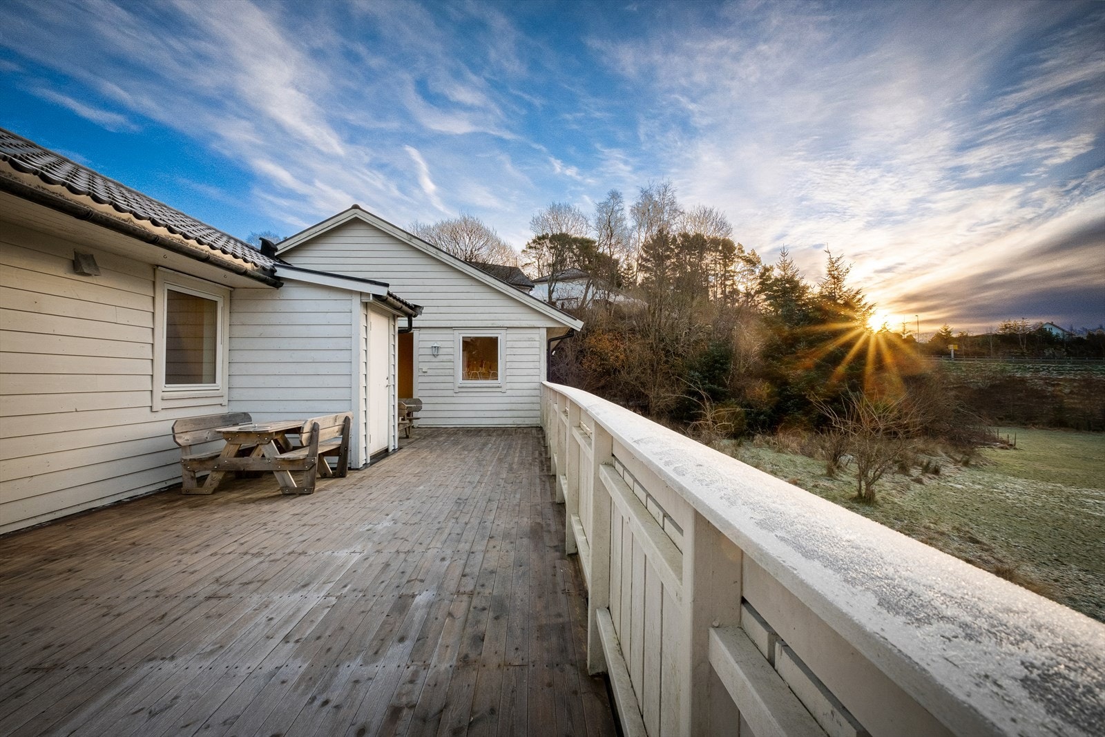 Her fra er det solrik og flott utsikt mot eiendommens store slette og nærområdet rundt. Galleribilde