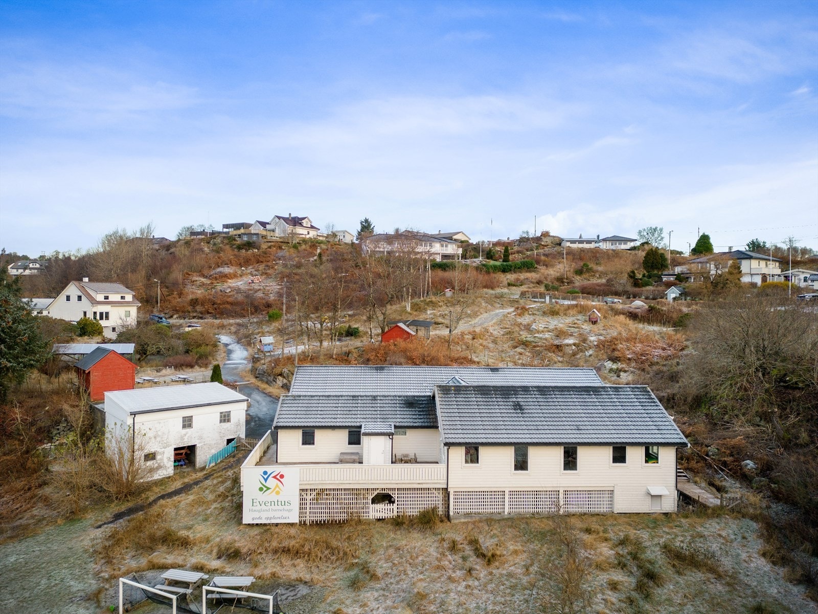 Eiendom på 11 741 kvm, pent opparbeidet med asfaltert adkomst, lekeplass, utehus med bodareal og stor slette med plen. Eiendommen har blitt brukt til barnehage. Galleribilde