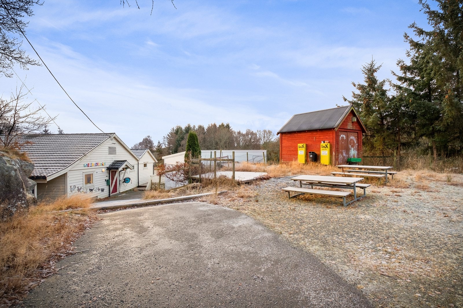 Asfaltert adkomst med benker og platning. Galleribilde