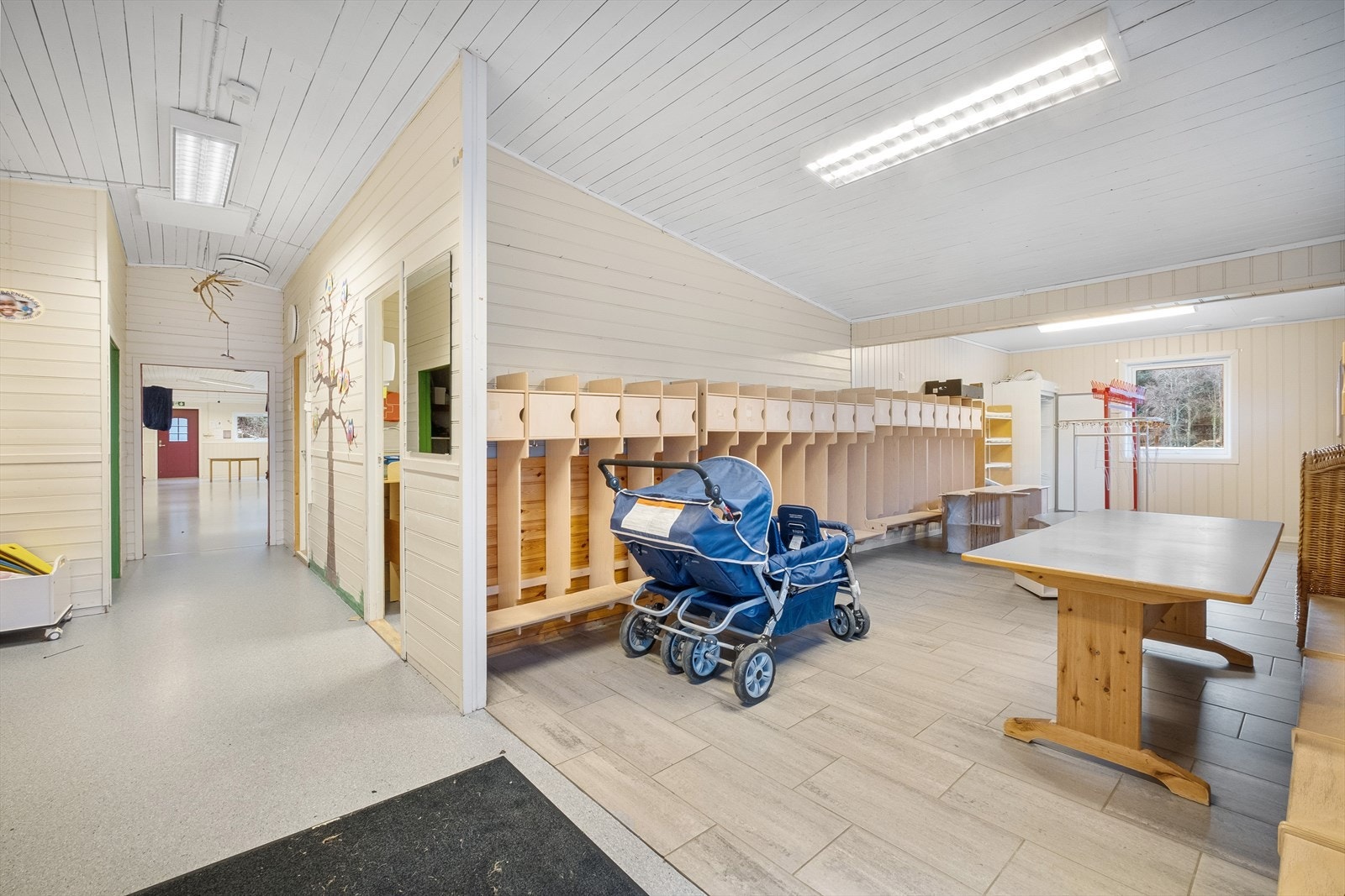 Garderoben er tilrettelagt for at mange kan kle på seg ytterklær samtidig. Her er det også plass til tørkeskap og vogner. Galleribilde