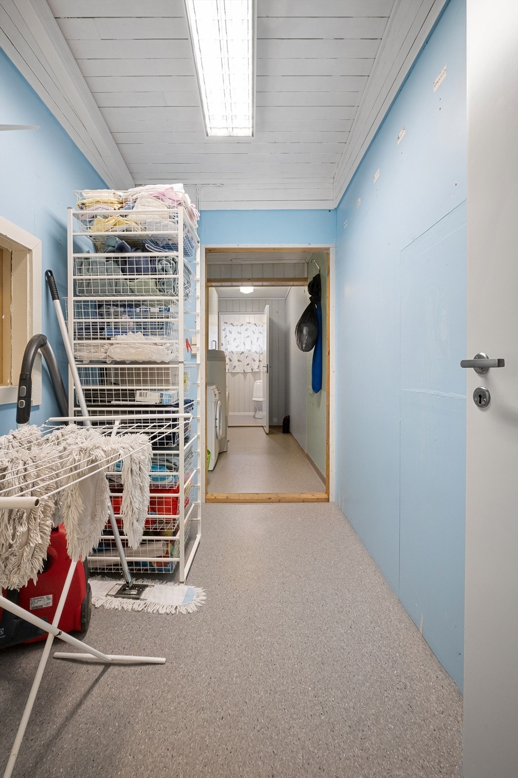 Vaskerom med WC-rom i enden. Ytterst er det i dag laget plass til skittentøy, lagring og tørking av vasket tøy. Galleribilde