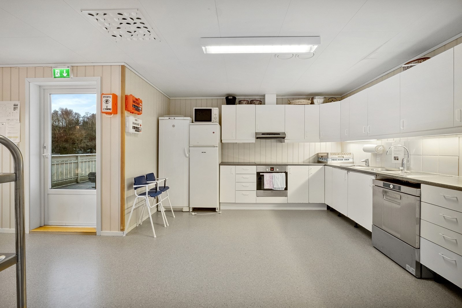 Kjøkkenet er av god størrelse med mange under og overskap. Her er det opplegg for frittstående oppvaskmaskin og kjøl/fryseskap. Fra kjøkken er det dør ut til terrasse. Galleribilde