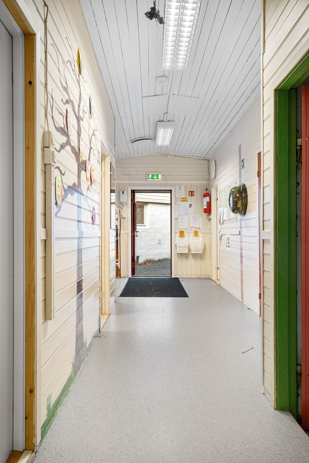 Gang/hall med dør ut mot nordvest. I enden av gangen ligger en romslig garderobe. Galleribilde