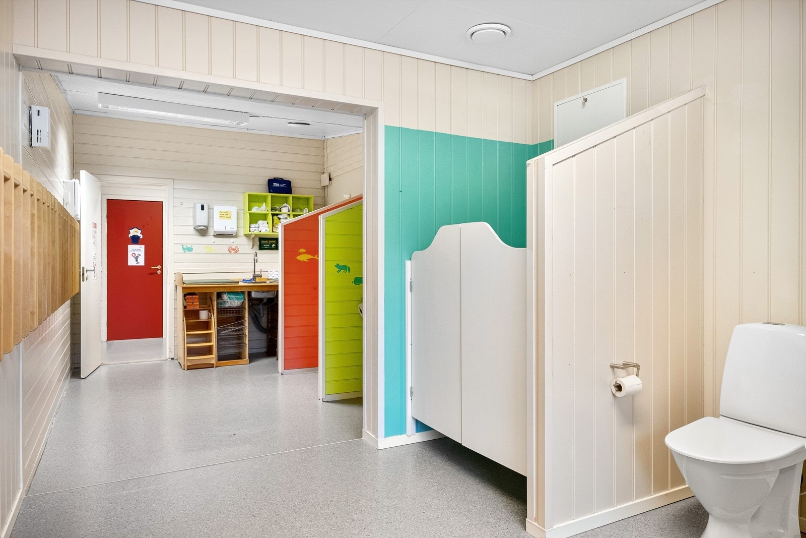 Garderobe/stellerom/omkledningsrom med toaletter og vask. Galleribilde