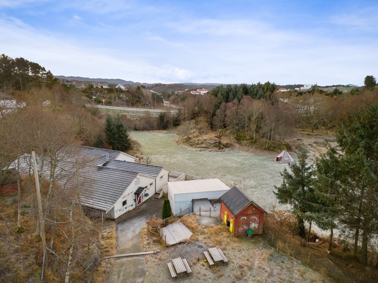 Sørøstvendt beliggenhet i skrående terreng ned mot stor slette, her står det i dag fotballmål og en trehytte. Galleribilde