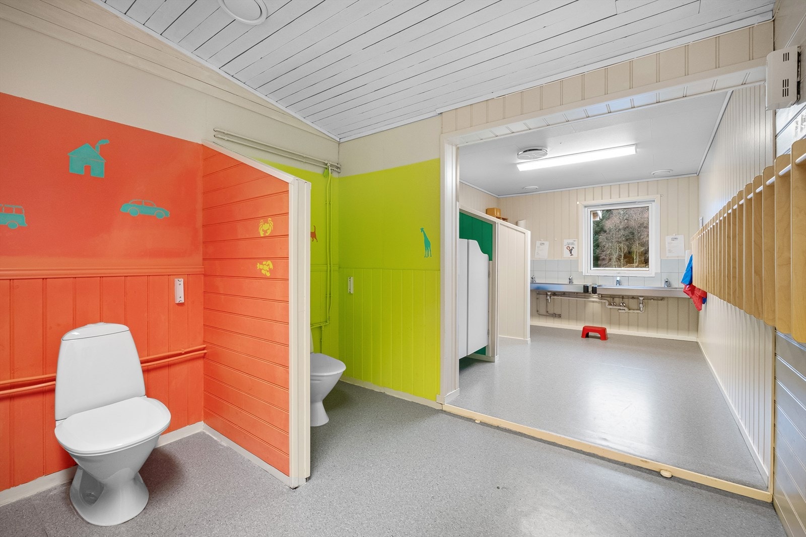 Garderobe/stellerom/omkledningsrom med toaletter og vask. Galleribilde