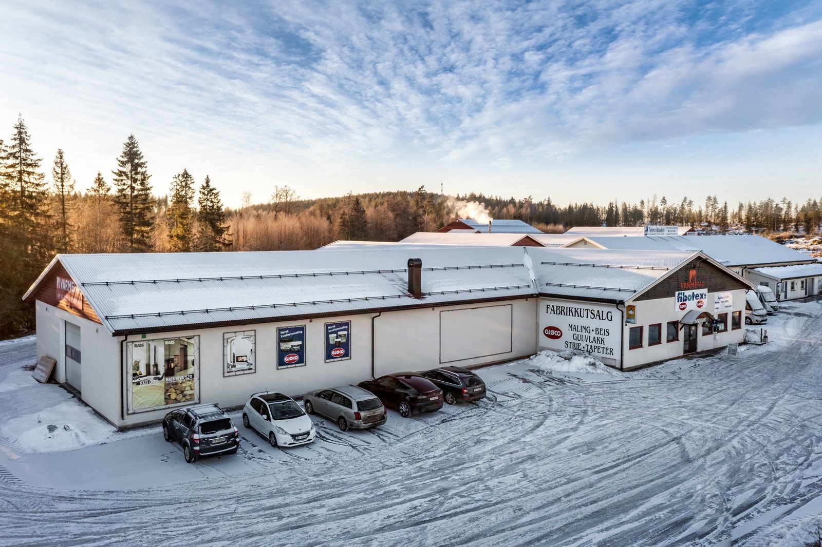 Stor gårdsplass med gode parkeringsmuligheter. Galleribilde