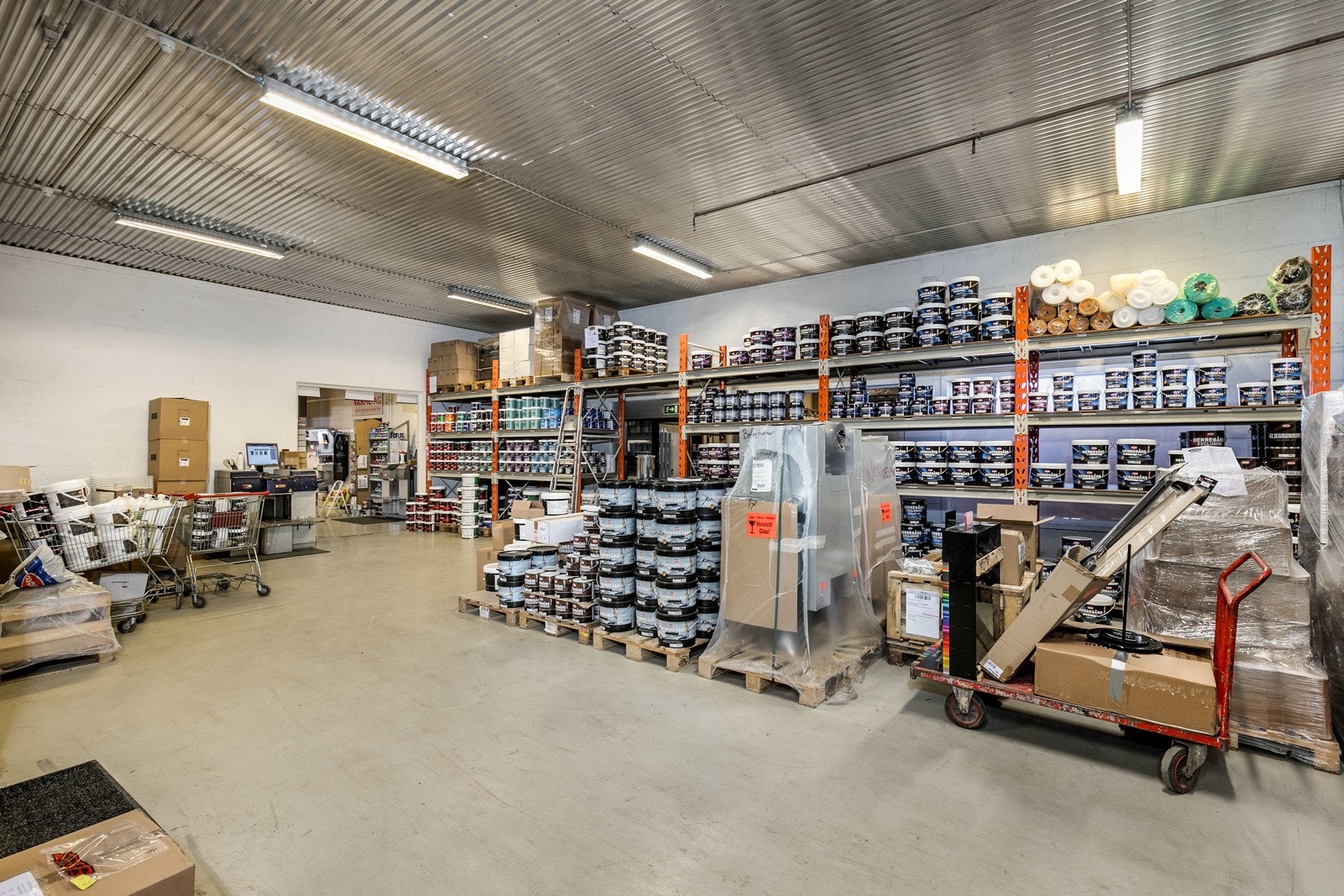 Gulvet på lager har pussede og slipte betongoverflater. Galleribilde