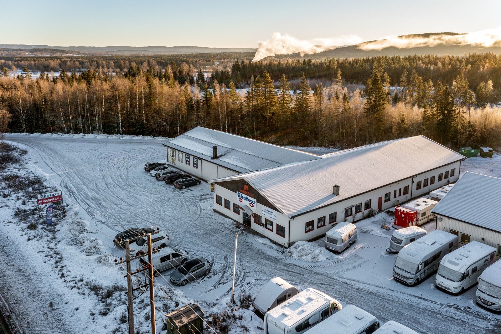 Bygget består bl.a av to butikklokaler, tre kontorer, kjøkken, to toalett og teknisk rom. Galleribilde