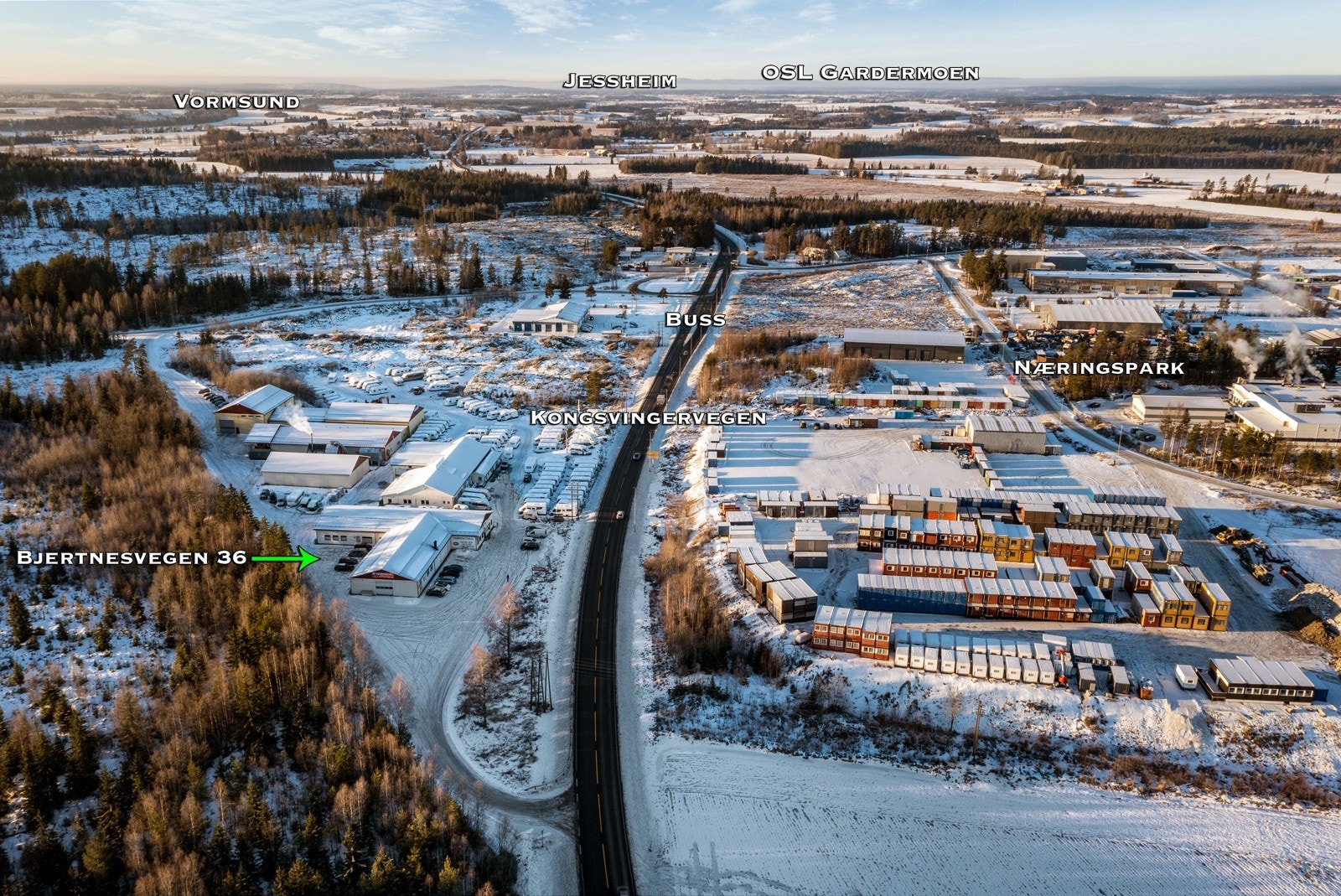 Eiendommen ligger i et veletablert industriområde på Oppaker. Galleribilde