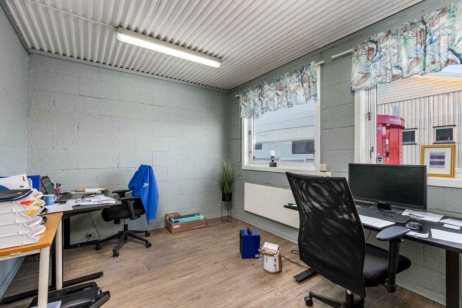 Gulvet på kontorene er belagt med vinylbelegg. Galleribilde