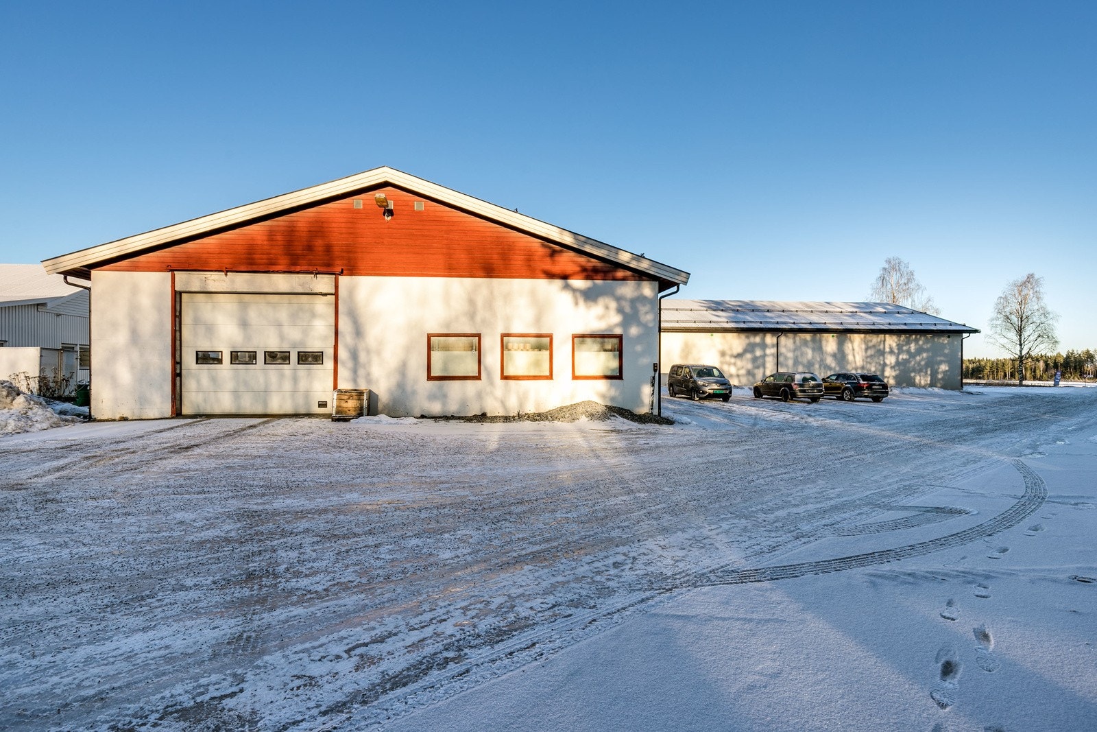 Eiendommen har en eiet tomt på ca. 5 771 kvm og består av et næringsbygg på 1 021 kvm. Galleribilde
