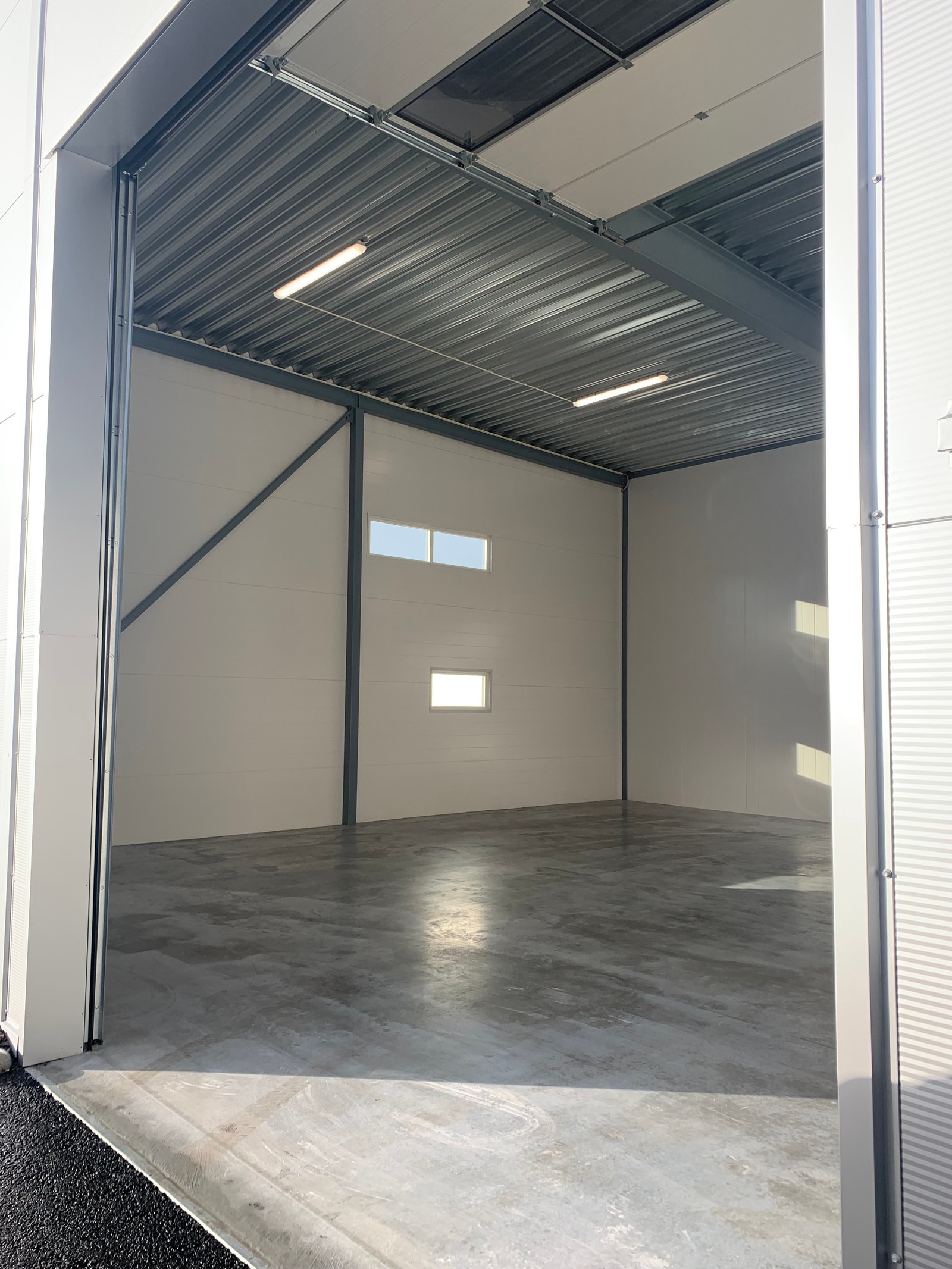 Seksjon på 144 kvm- standard leveranse.
Inkluderer blant annet: Inngangsdør i lakkert stål i tråd med byggets øvrige stil.
Elektrisk kvalitetsport fra Hörmann med ett års serviceavtale (4m bred og 4,3m høy) med fjernkontroll og vinduer. Galleribilde