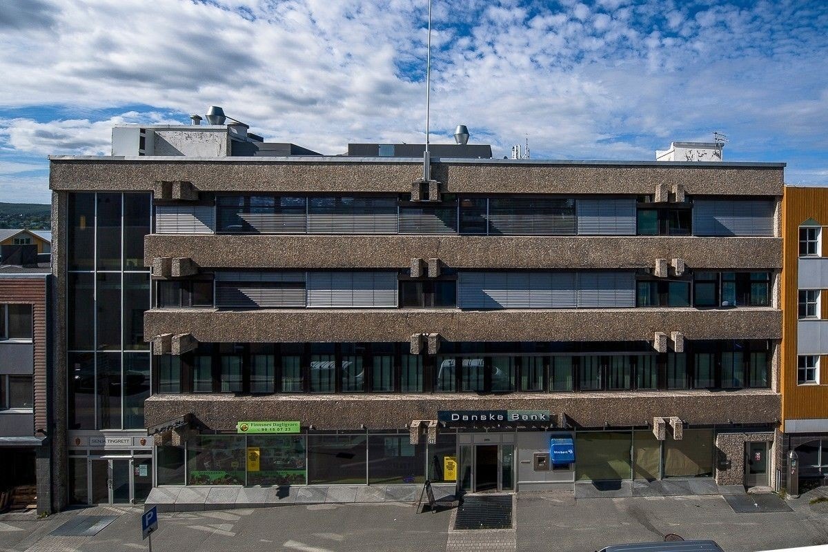 Lokalene ligger midt i sentrum av Finnsnes i et veldrevet bygg Galleribilde
