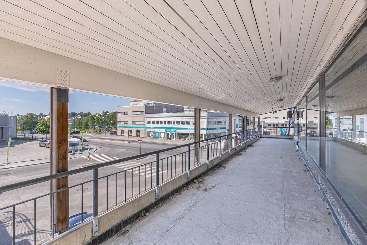 Eiendommen har sentral beliggenhet midt i sentrum av Finnsnes Galleribilde