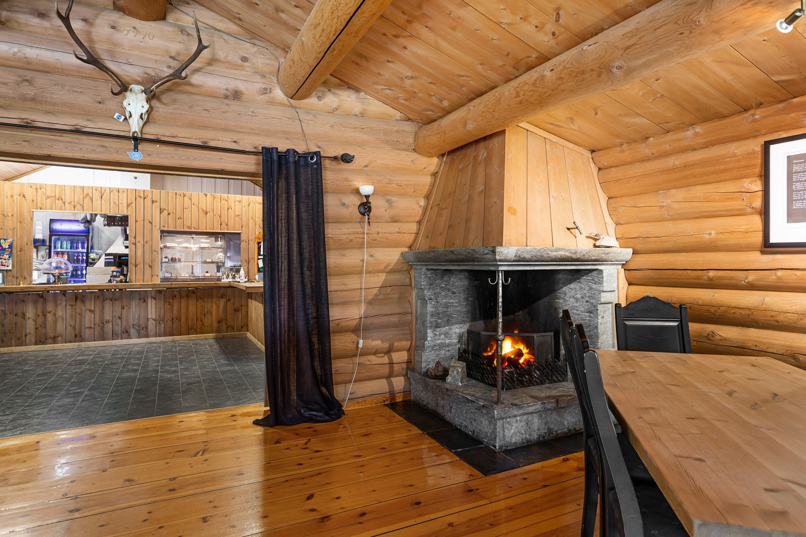 Koselig stemning i Karistua med peis. Galleribilde