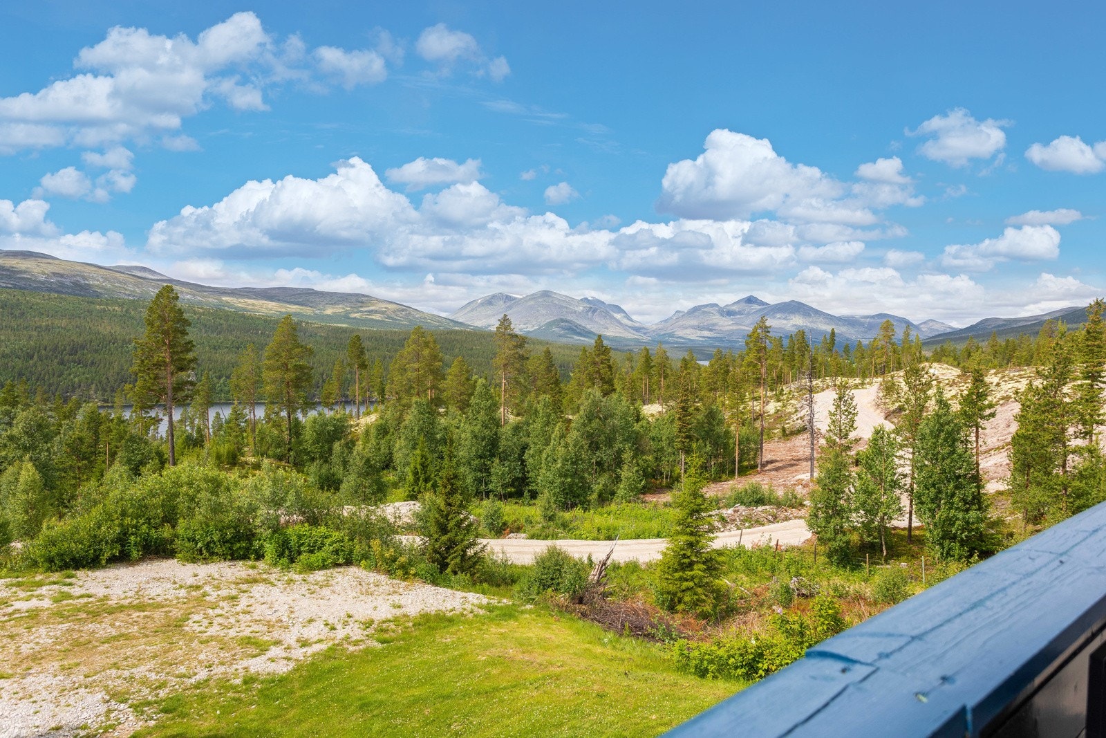 Fantastisk utsikt fra terrassen utenfor Sohlbergstua. Galleribilde