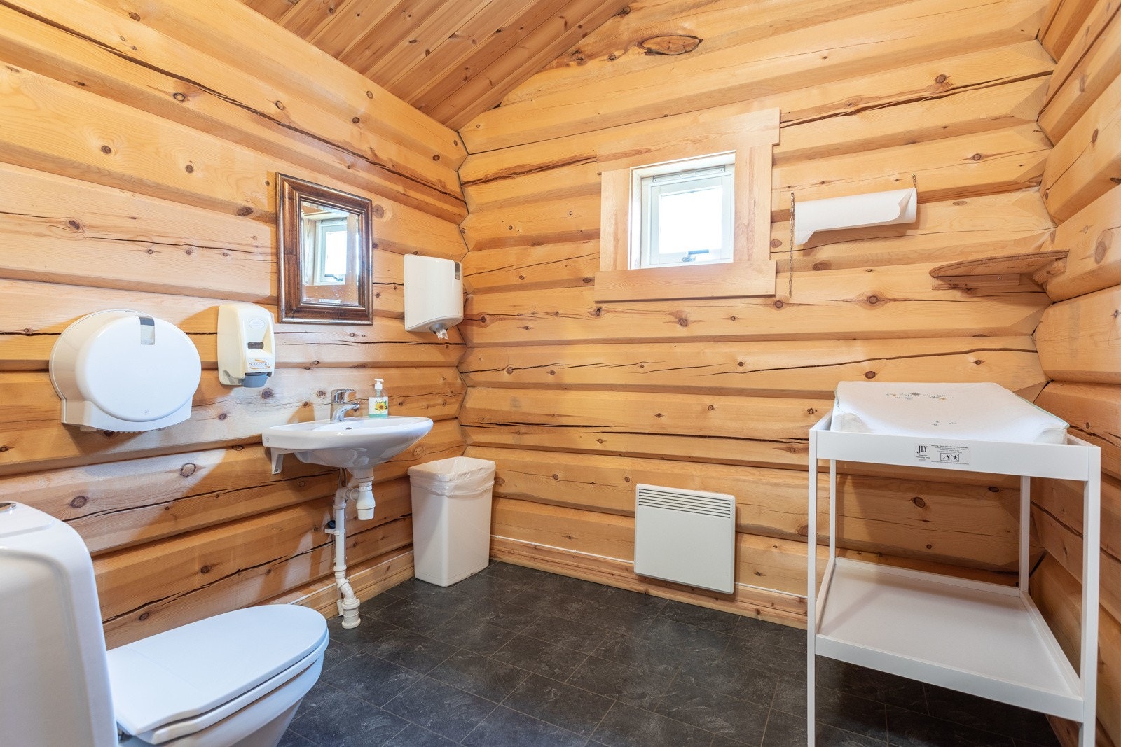 Dametoalett/handicaptoaett/stellerom med innvendig adkomst fra kafeen. Galleribilde