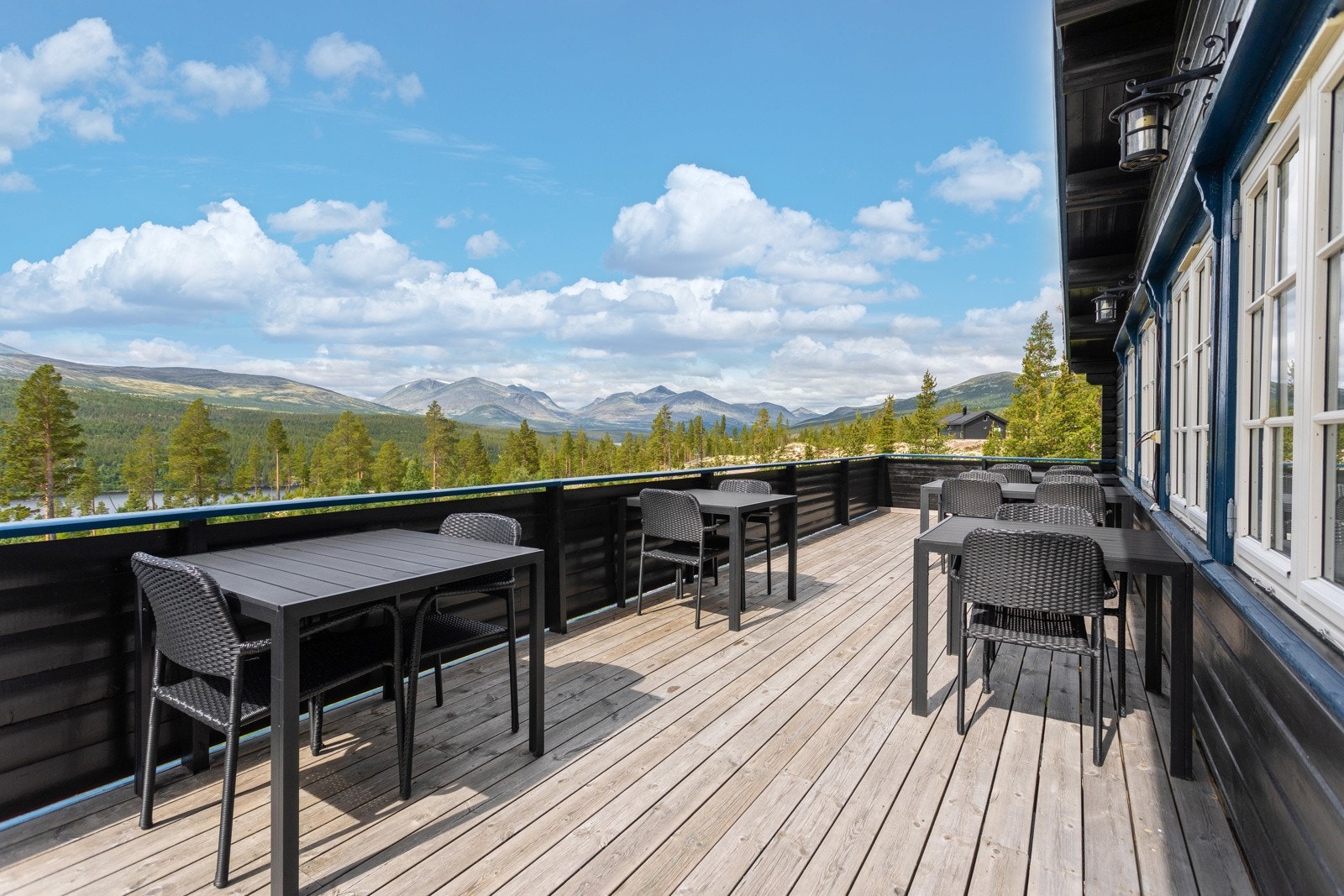 Terrasse utenfor Sohlbergstua med nydelig utsikt. Galleribilde